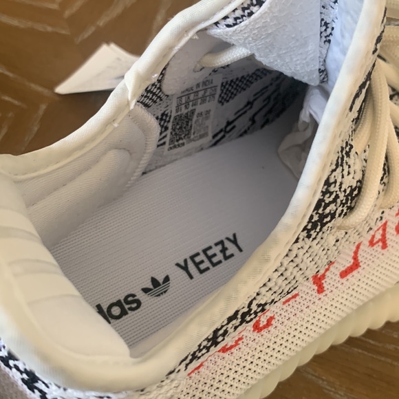 BRAND NEW Yeezy Boost 350 V2 - Picture 7 of 10
